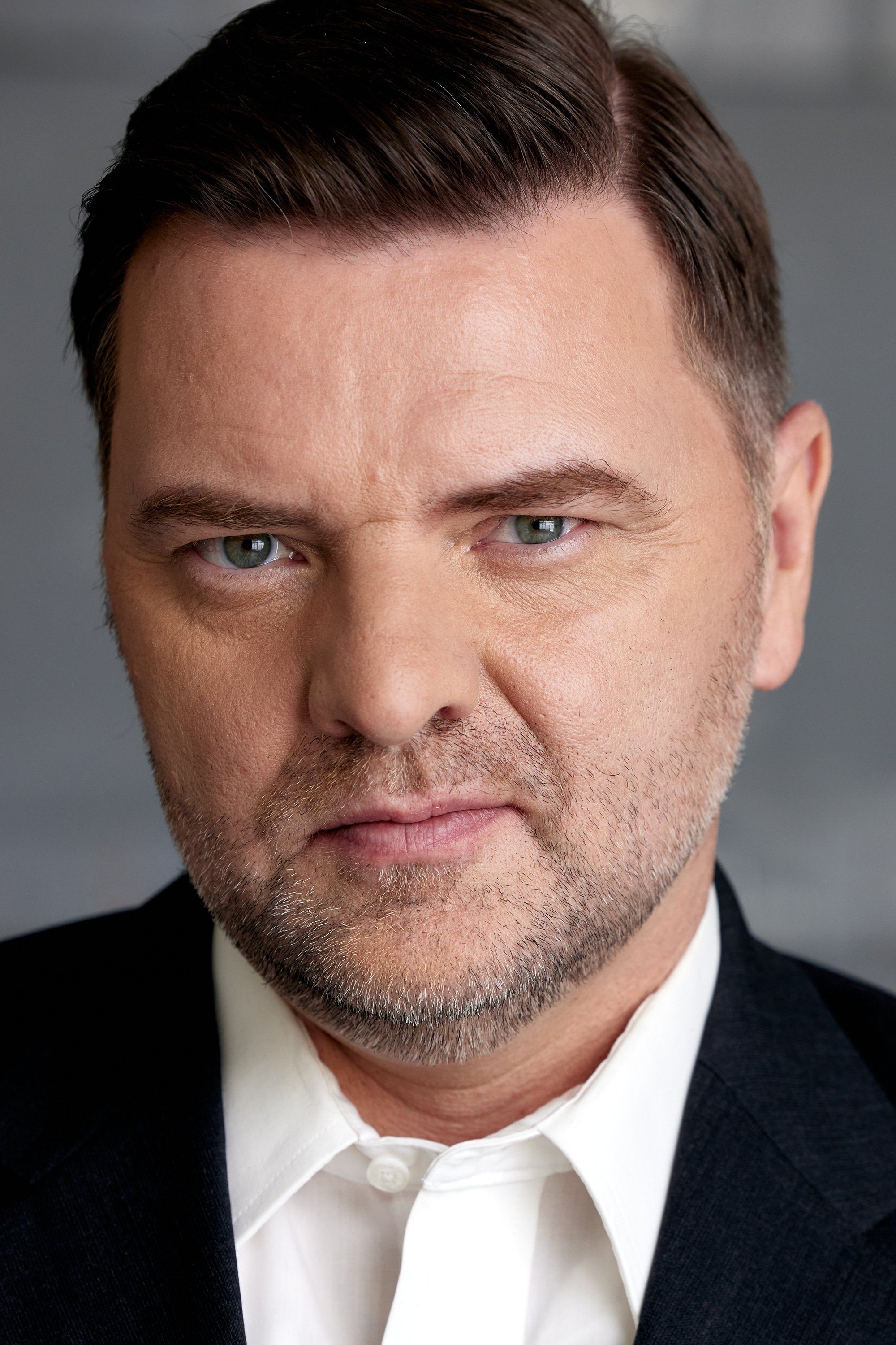 Aaron Lyons backdrop