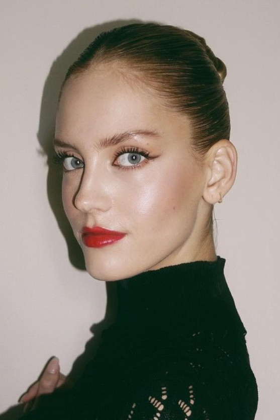 Lola Corfixen backdrop