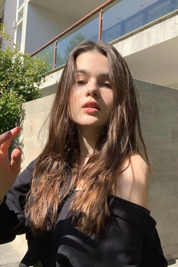 Alexia Şiţu backdrop