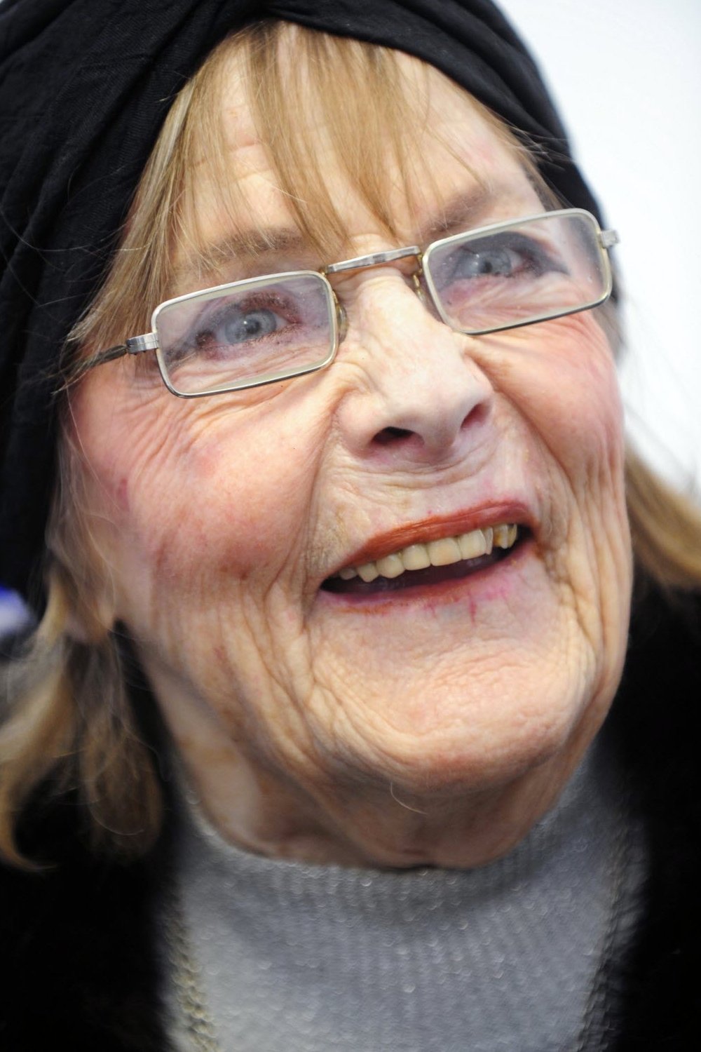 Mado Maurin: Mado Maurin backdrop