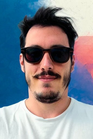 Henrique Siqueira backdrop