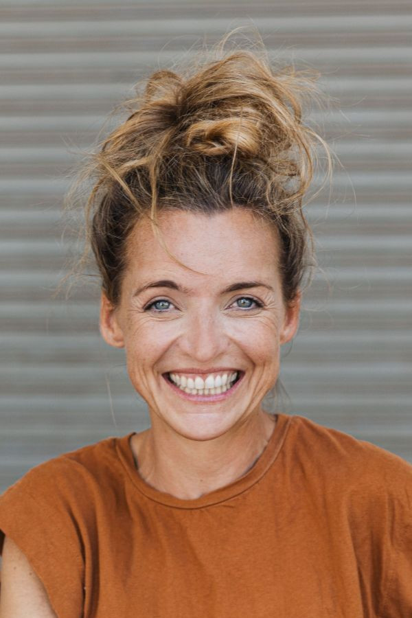 Deborah Müller backdrop