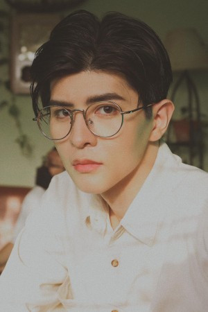 Vương Thiên Hạc backdrop