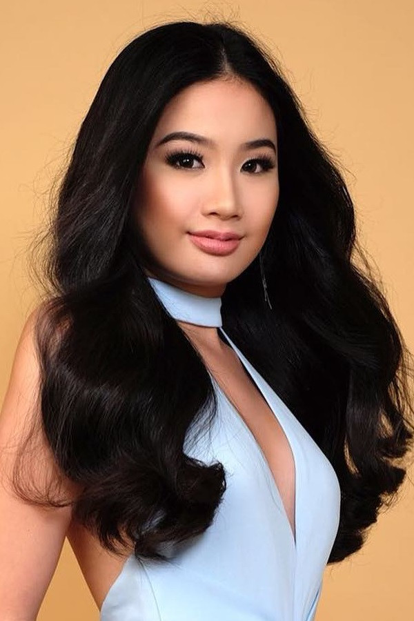 Sophia Senoron backdrop