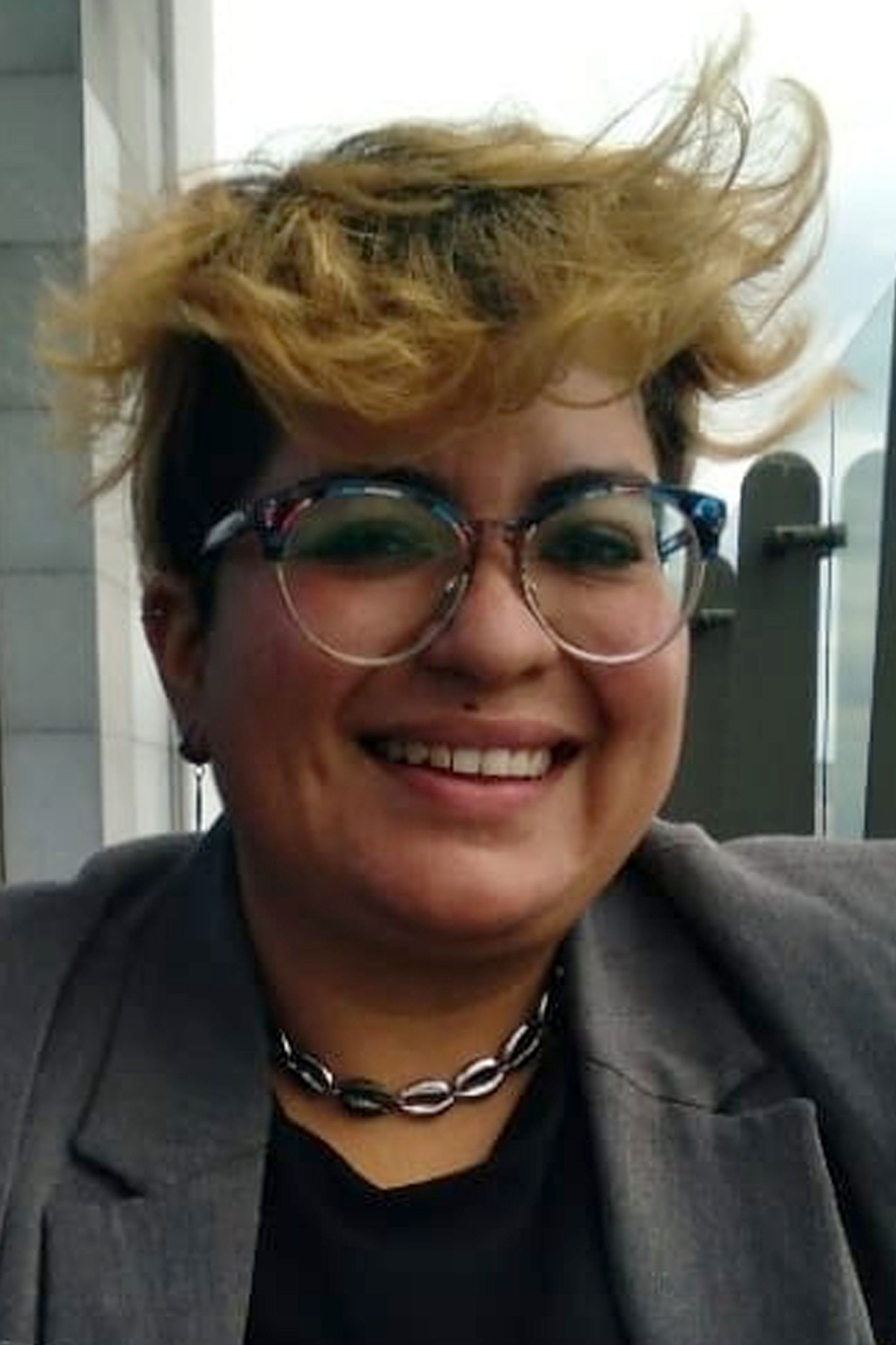 Karen Ramírez backdrop