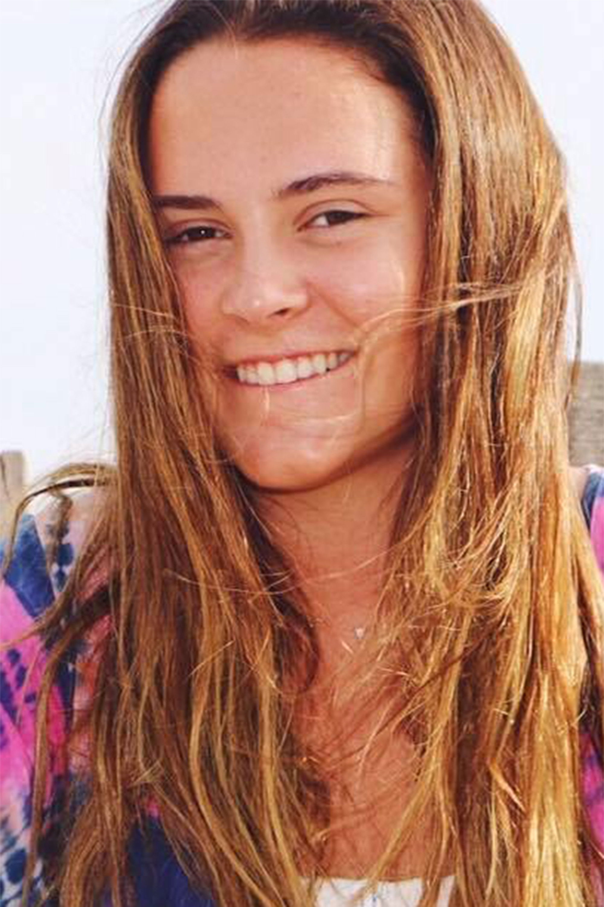 Paola López backdrop