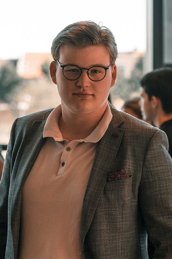 Luc van den Elsen backdrop