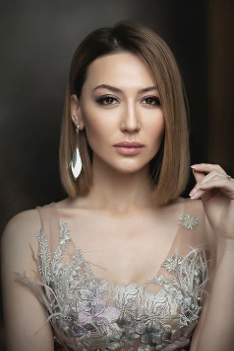 Lola Yoʻldosheva backdrop