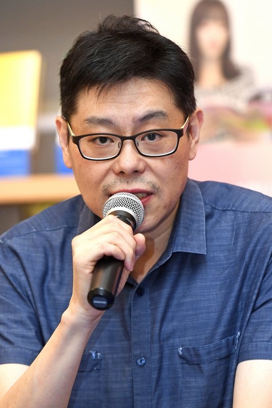 Park Ki-hyun backdrop