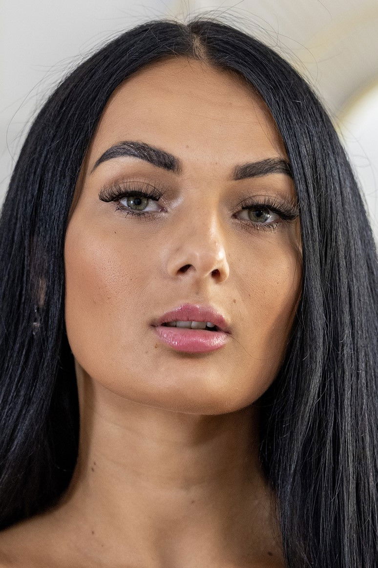 Maddy Black backdrop