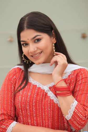 Parsa Evana backdrop