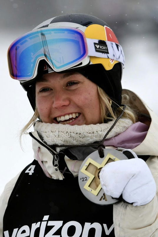 Tess Ledeux backdrop