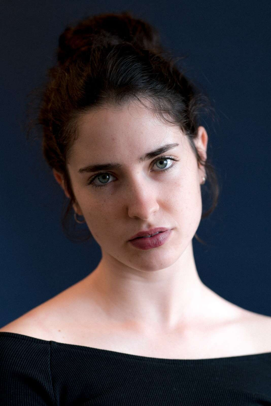 Neomi Harari backdrop