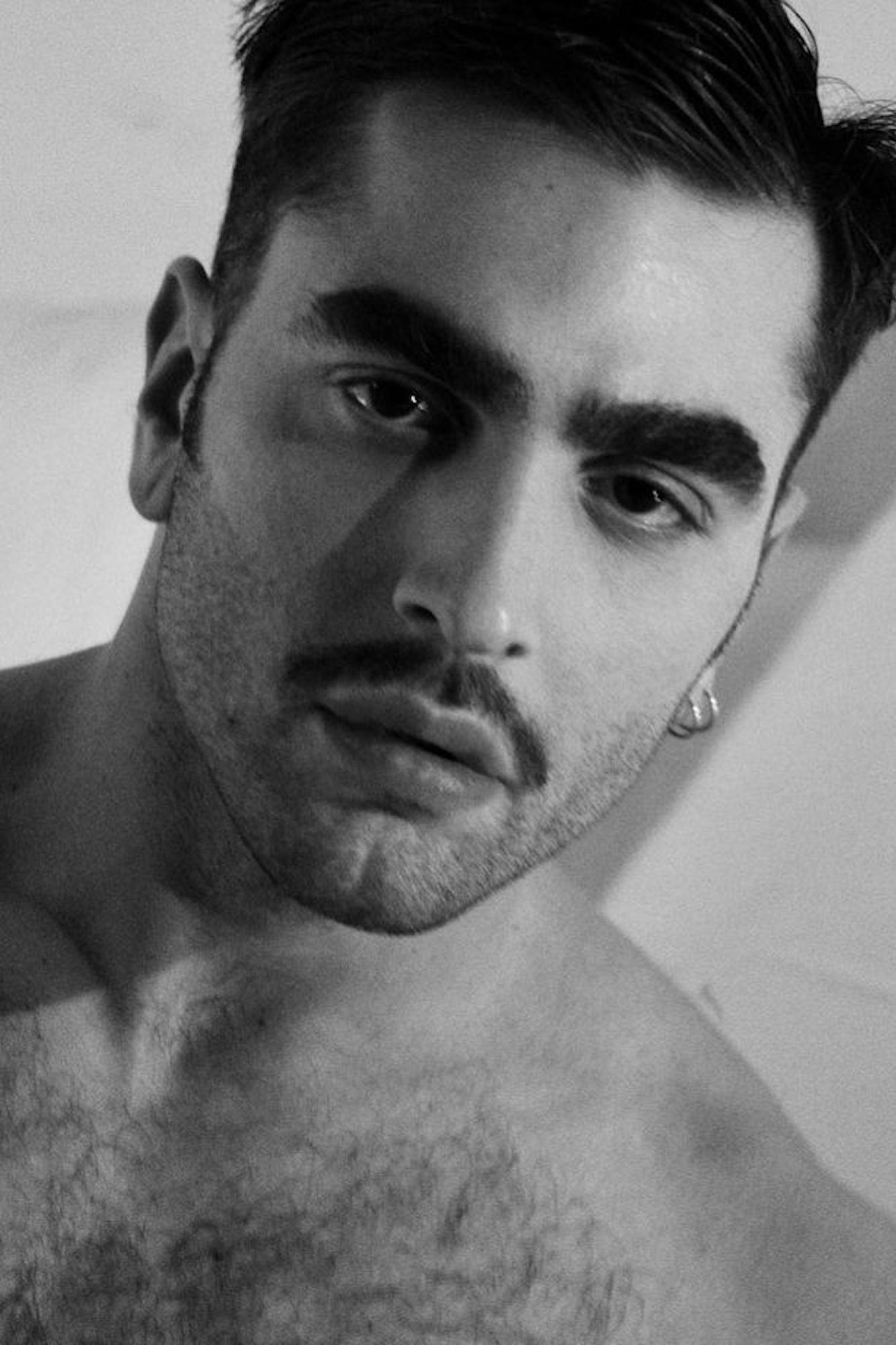 Javier des León backdrop