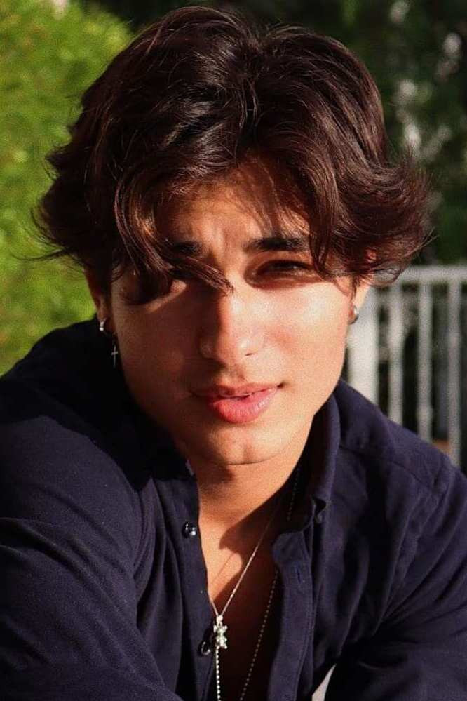 Kio Cyr: Kio Sir backdrop