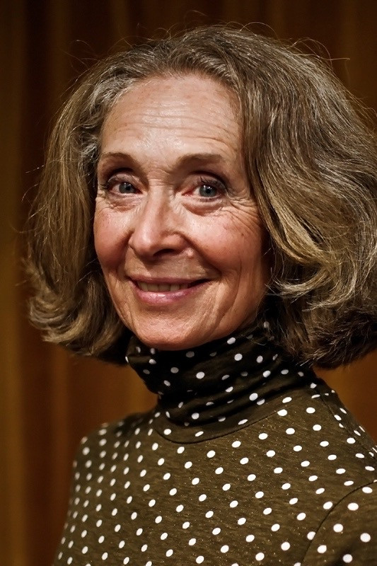 Kimberly Ribeiro backdrop