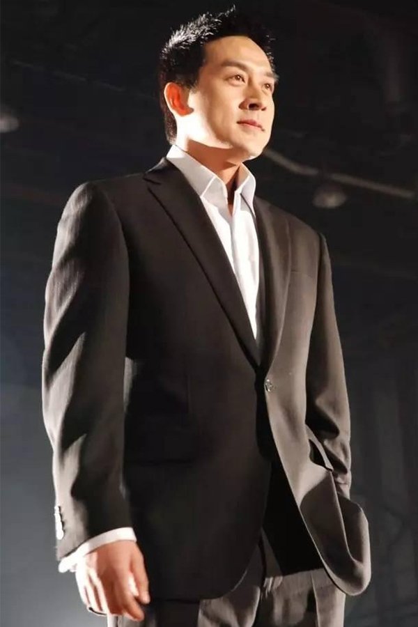 Zhigang Liu backdrop