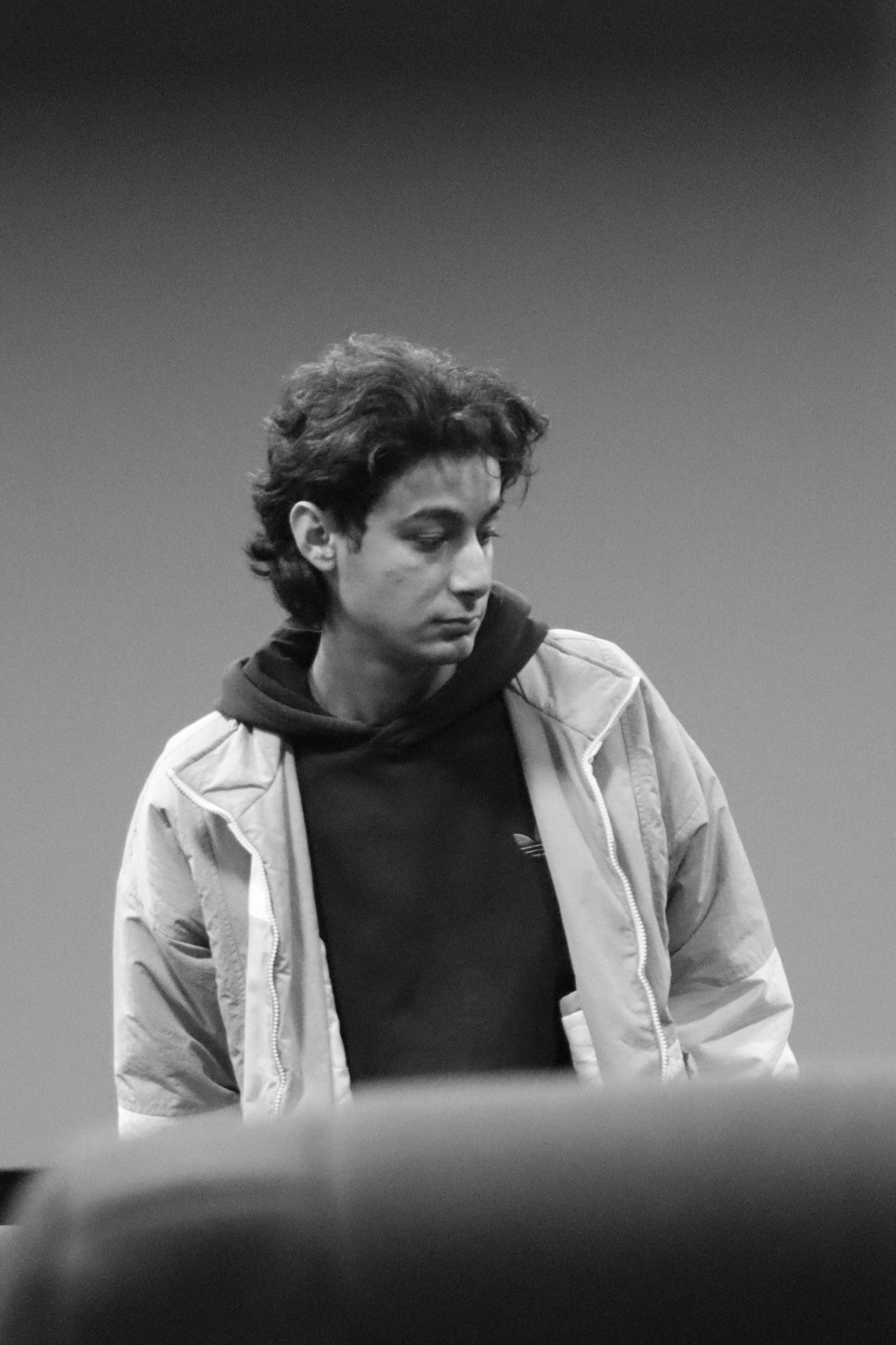 Niwar Hakari backdrop