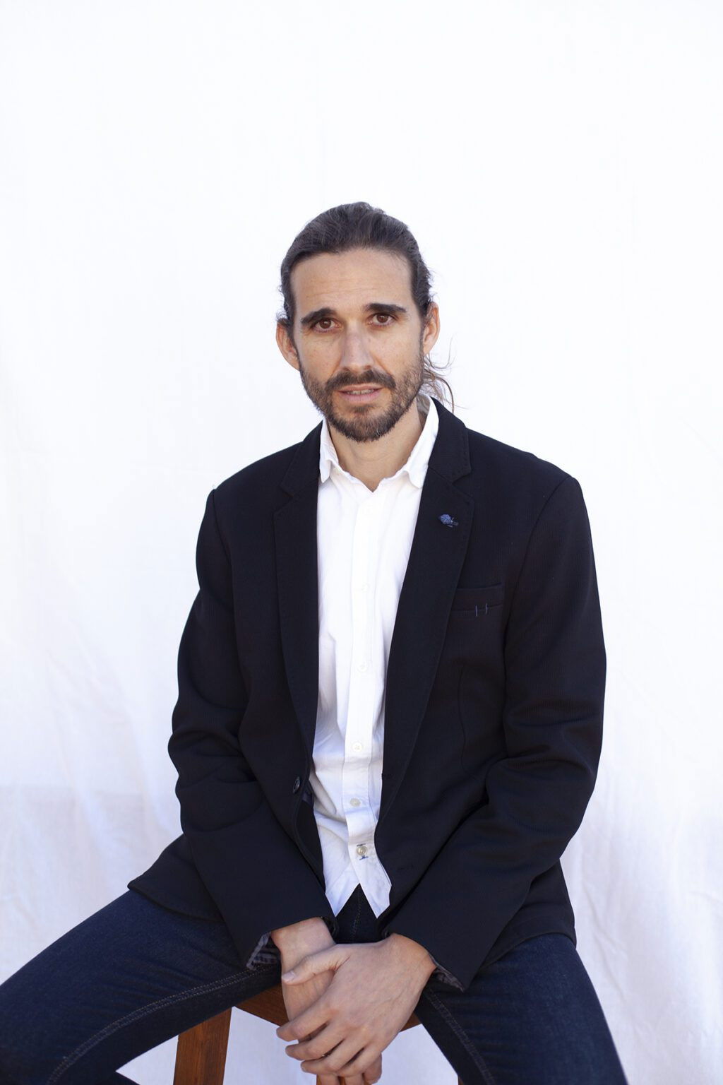 Gustavo León backdrop