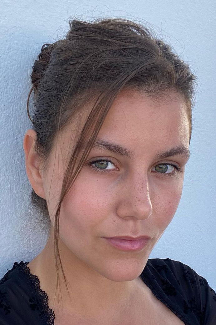 Melis Sevinç backdrop