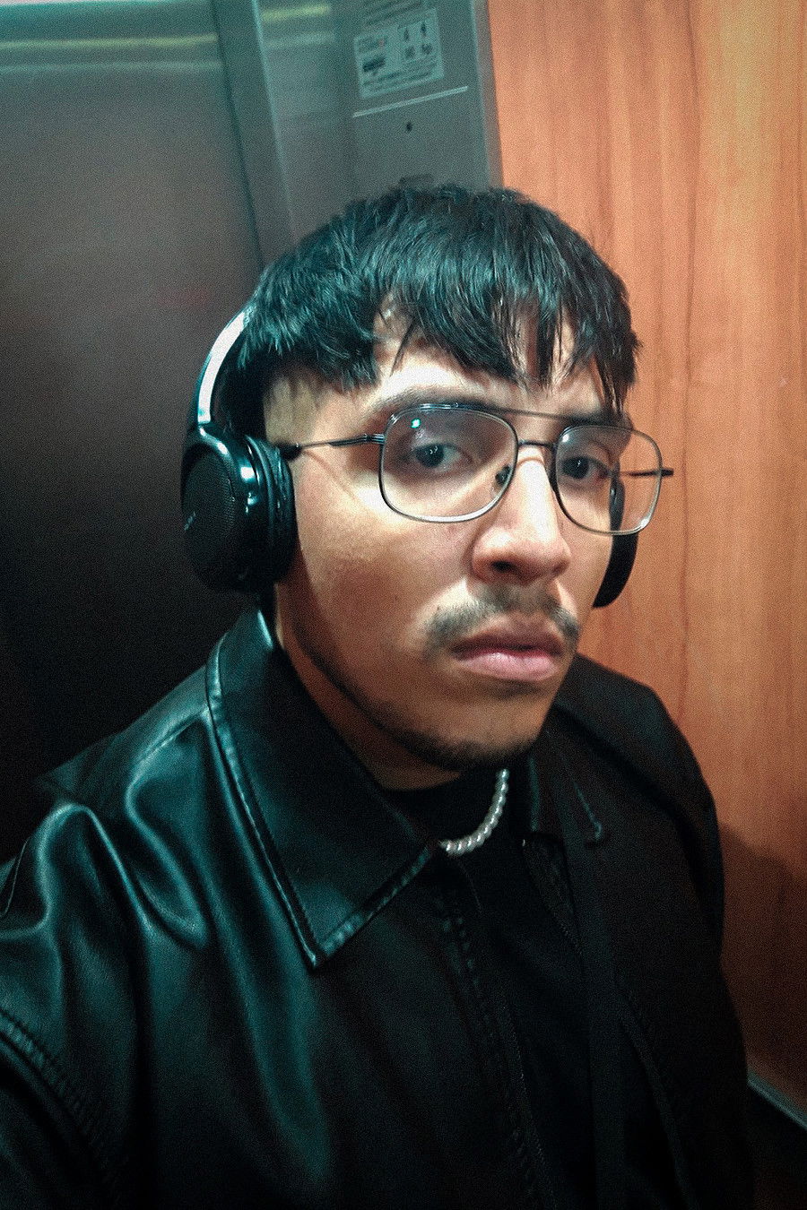 Esteban Gómez backdrop