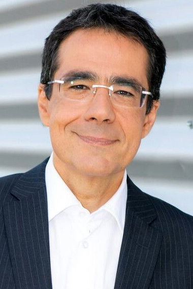 Darius Rochebin backdrop