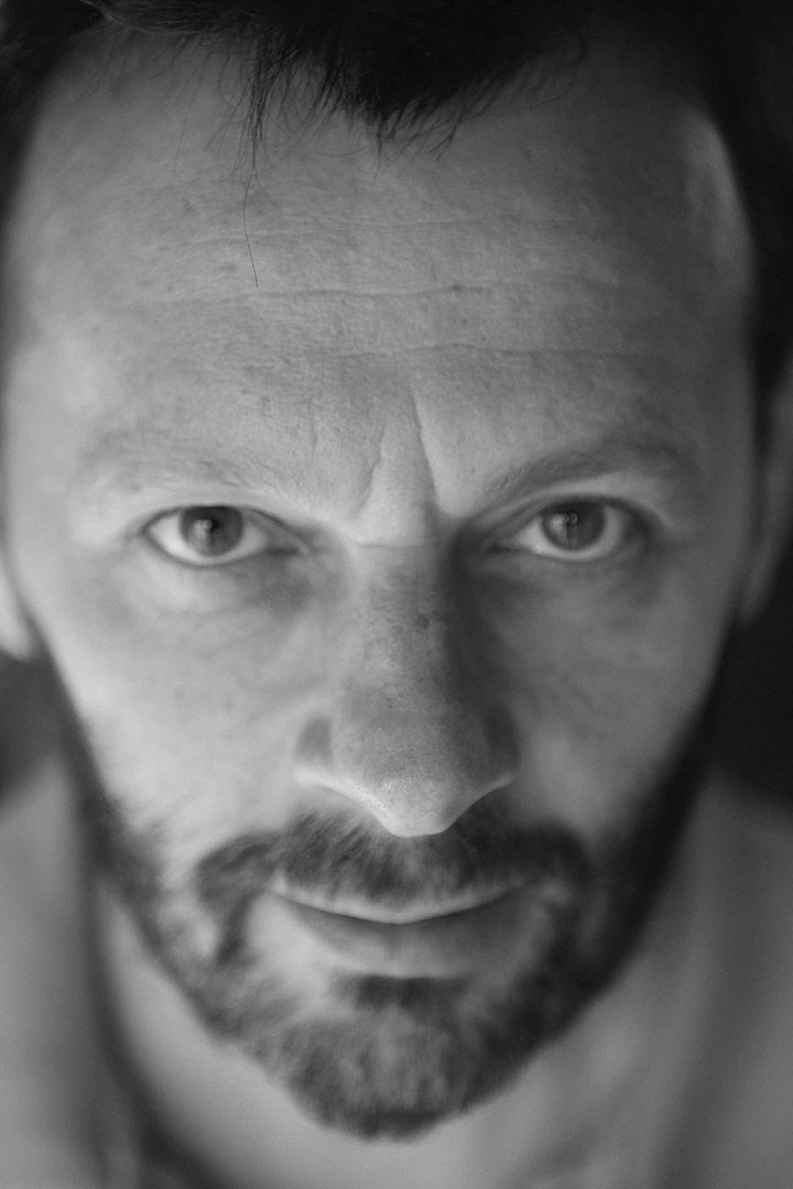 Frédéric Andréi backdrop