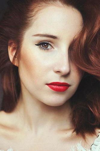 Eugénie Alquezar backdrop