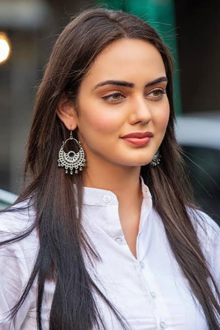 Himanshi Parashar backdrop