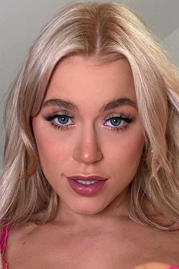 Elle Brooke backdrop