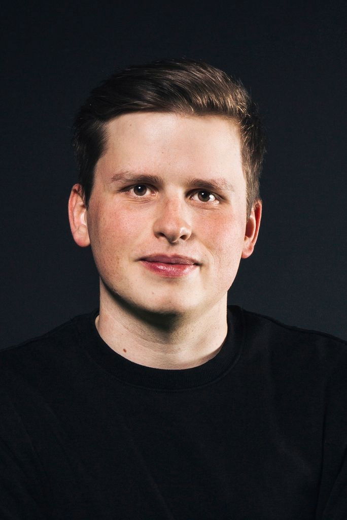 Elias Ben Engelhardt backdrop