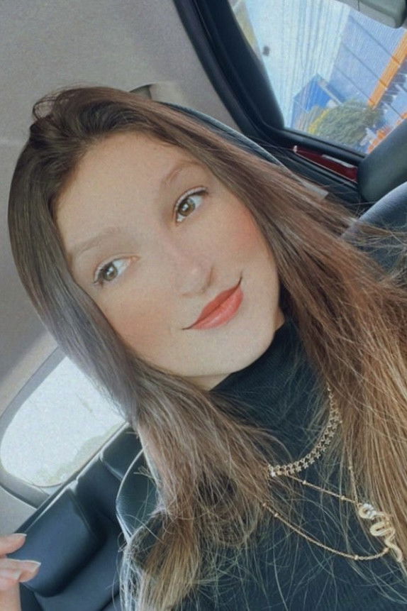 Ana Carolina Qualtieri backdrop