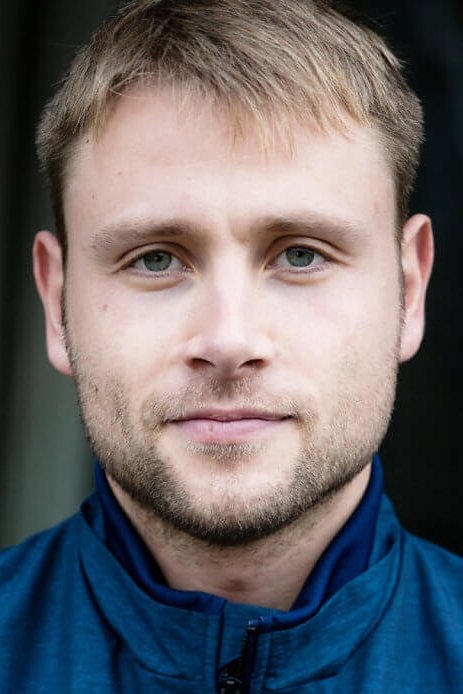 Max Riemelt backdrop
