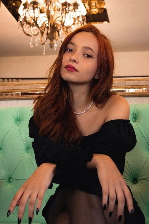 Eduarda Caroline backdrop