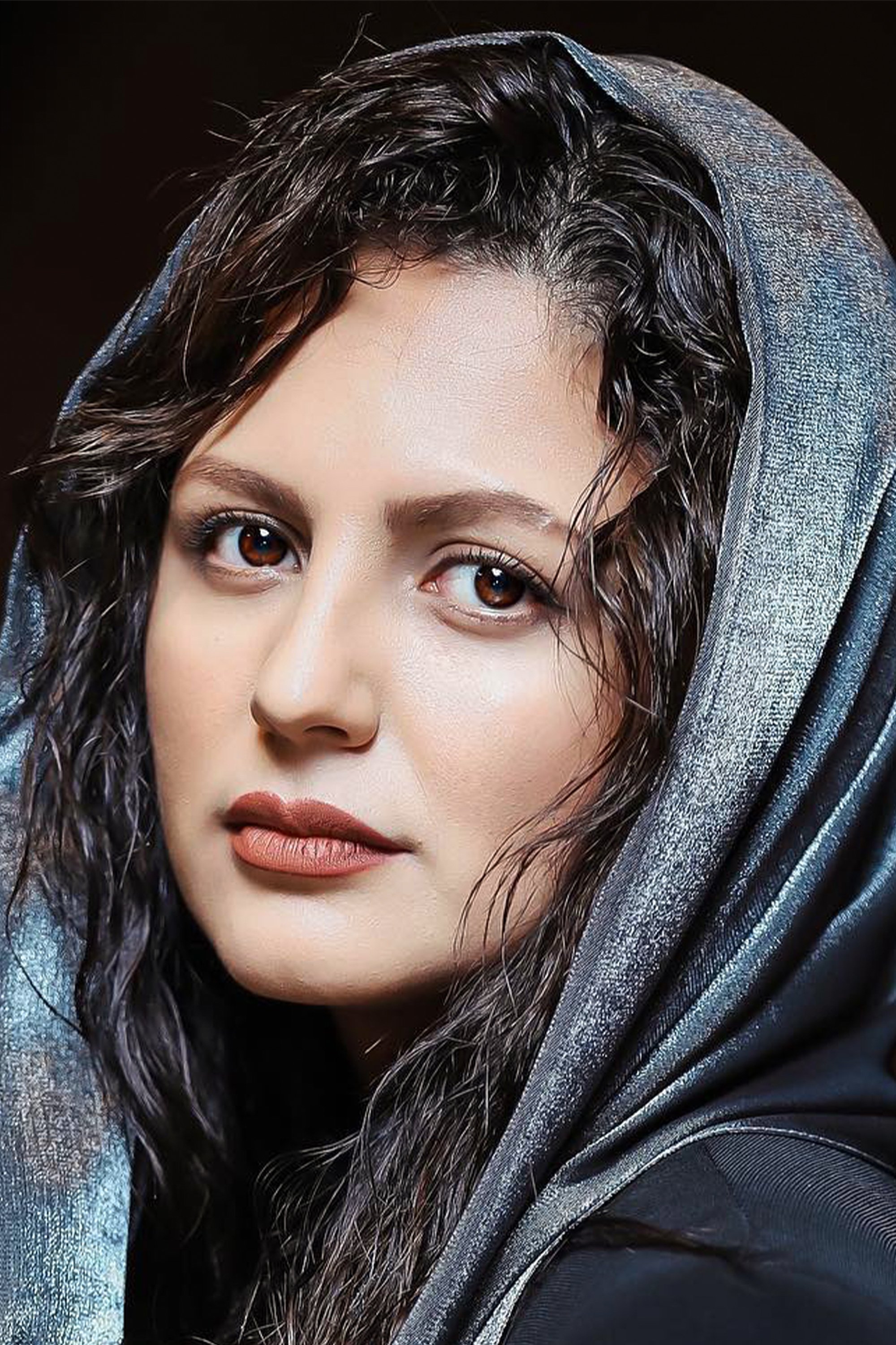 Niloufar Koukhani backdrop