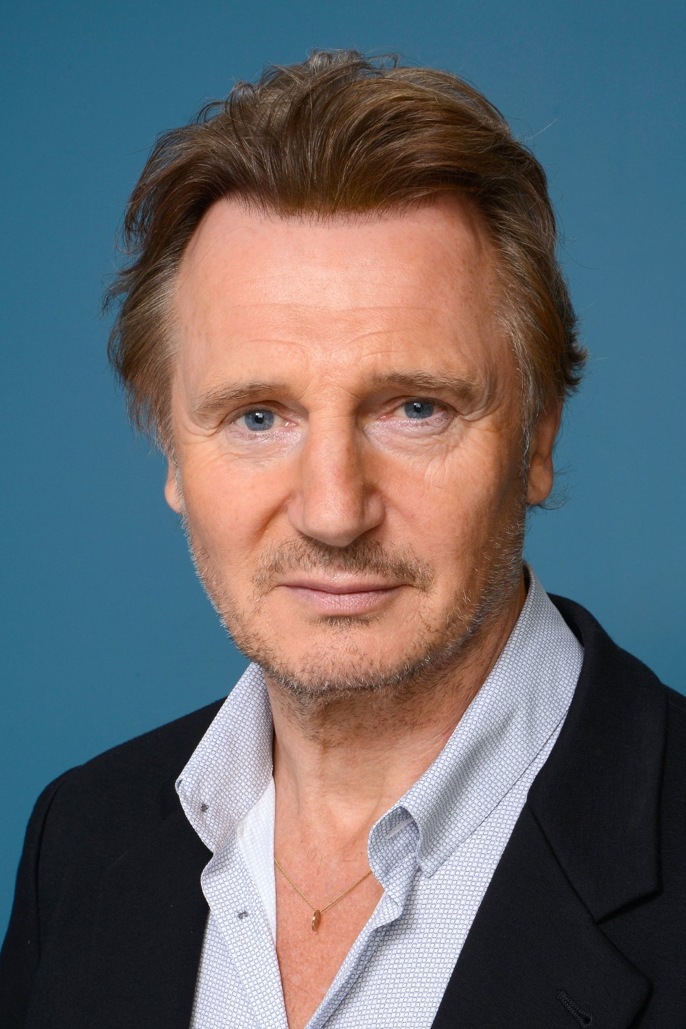 Liam Neeson → Lijam Nison backdrop