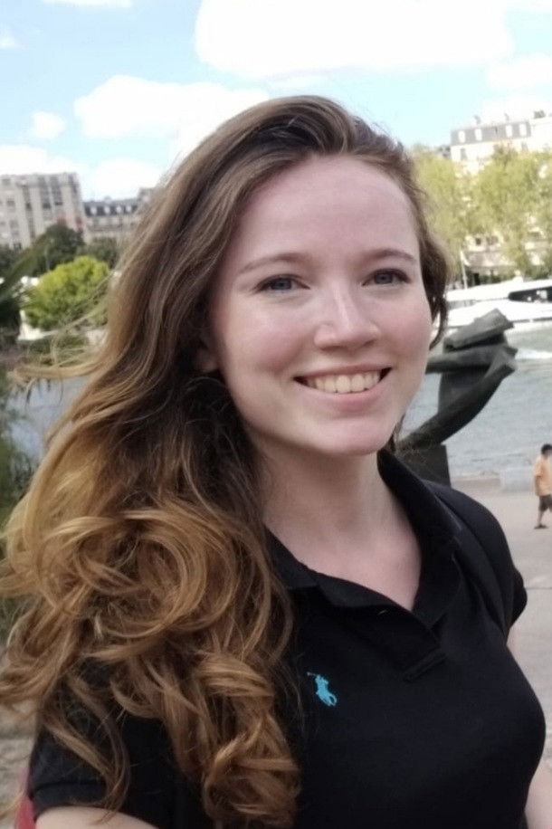 Inès Petraz backdrop