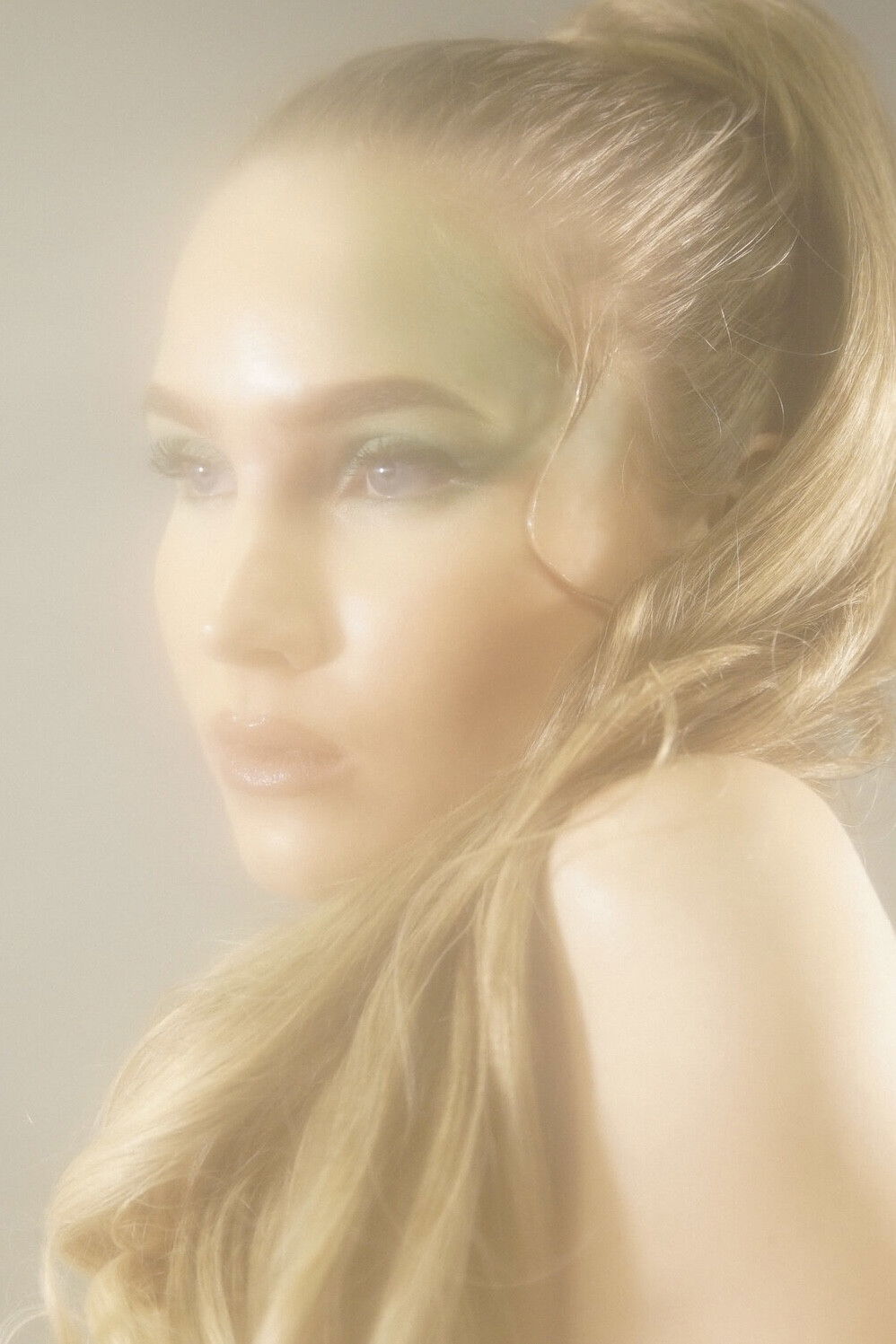 Thea Gustafsson backdrop