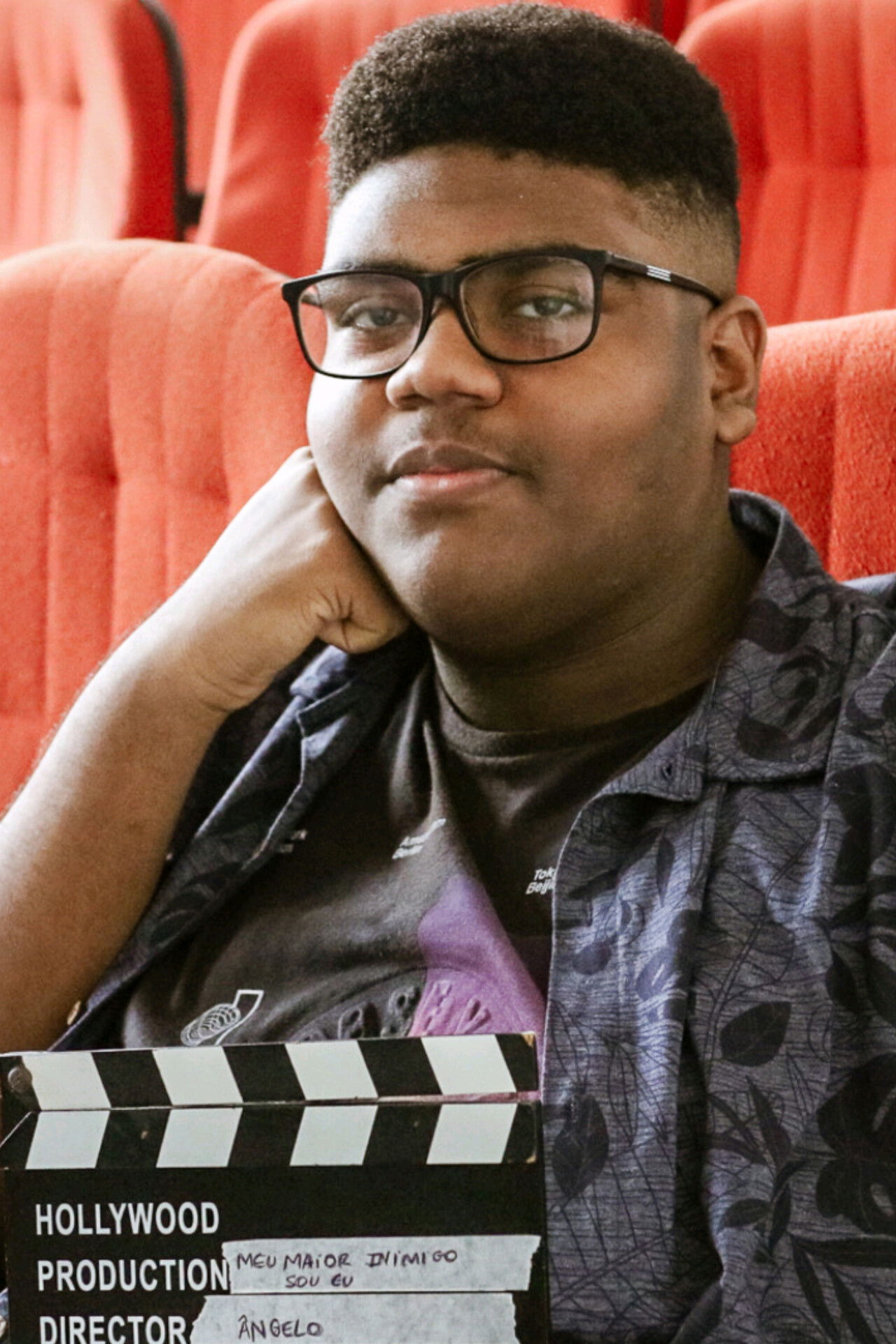 Ângelo Victor backdrop