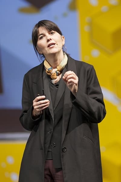 María Belón backdrop