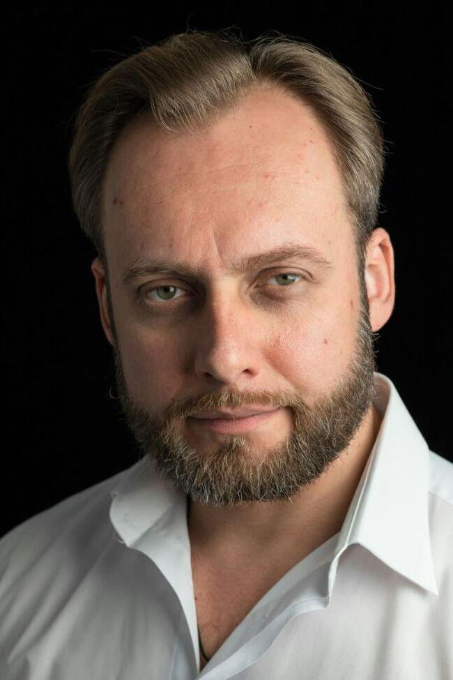 Yevhen Oliinyk backdrop