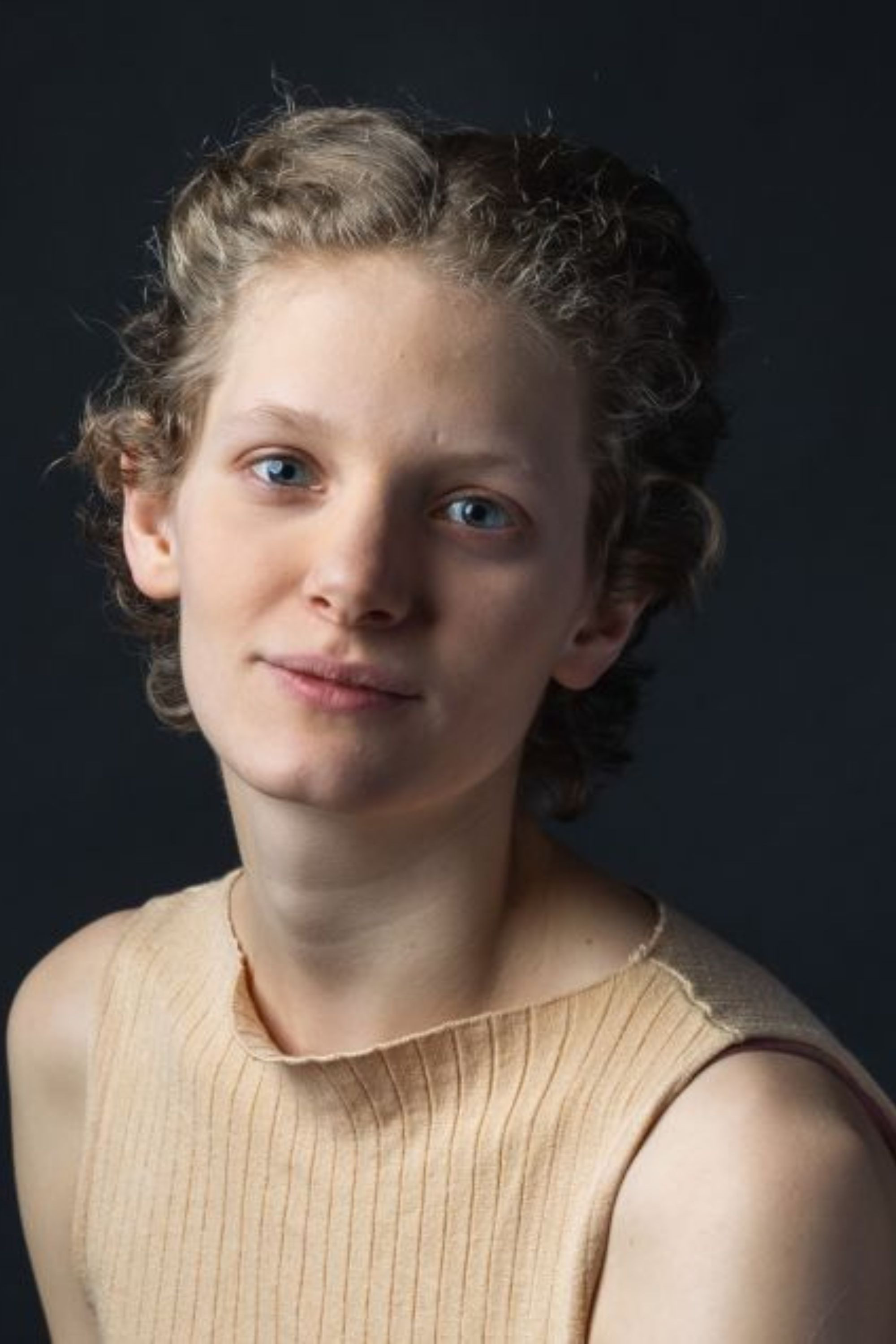 Noémi Juniki backdrop