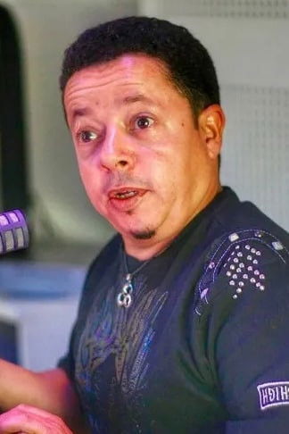 Fayçal Bezzine backdrop