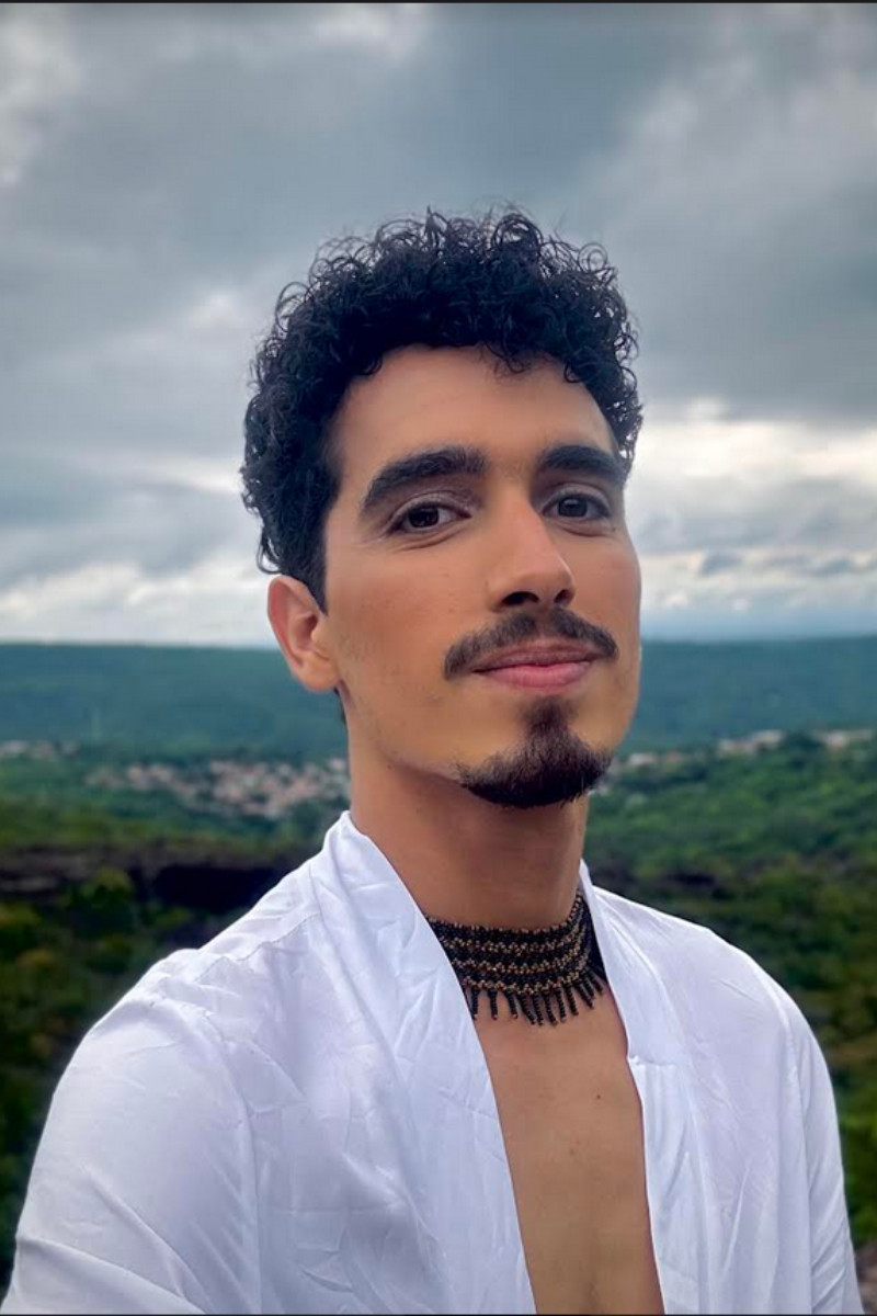 Tainã Pacheco backdrop