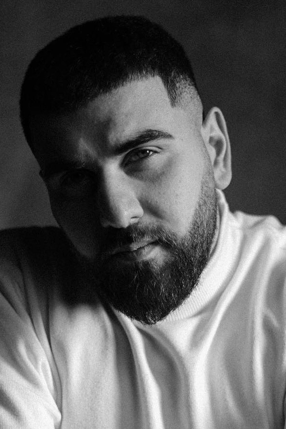 Mehdi Sadıq backdrop