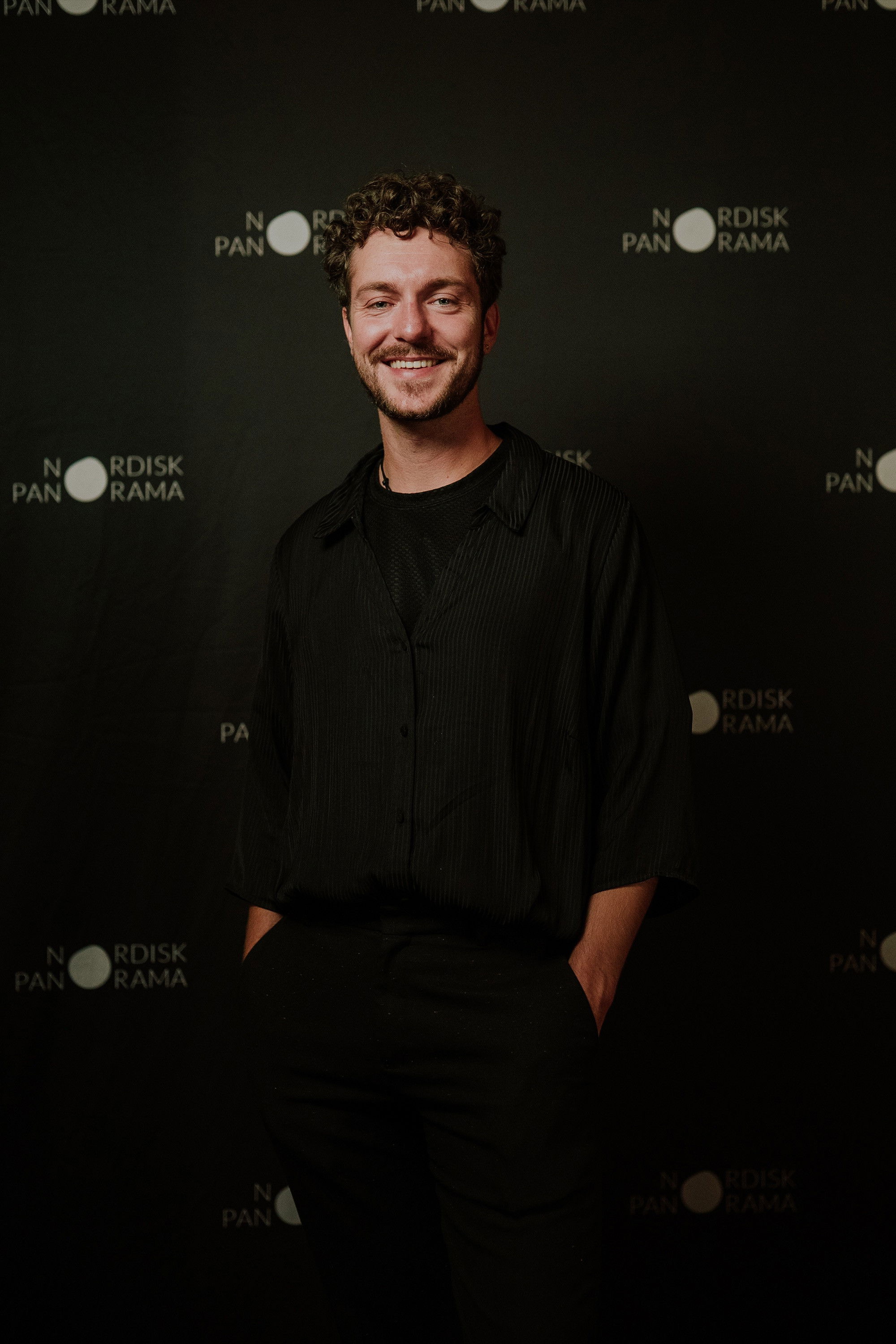 Niklas Gyberg Ivarsson backdrop