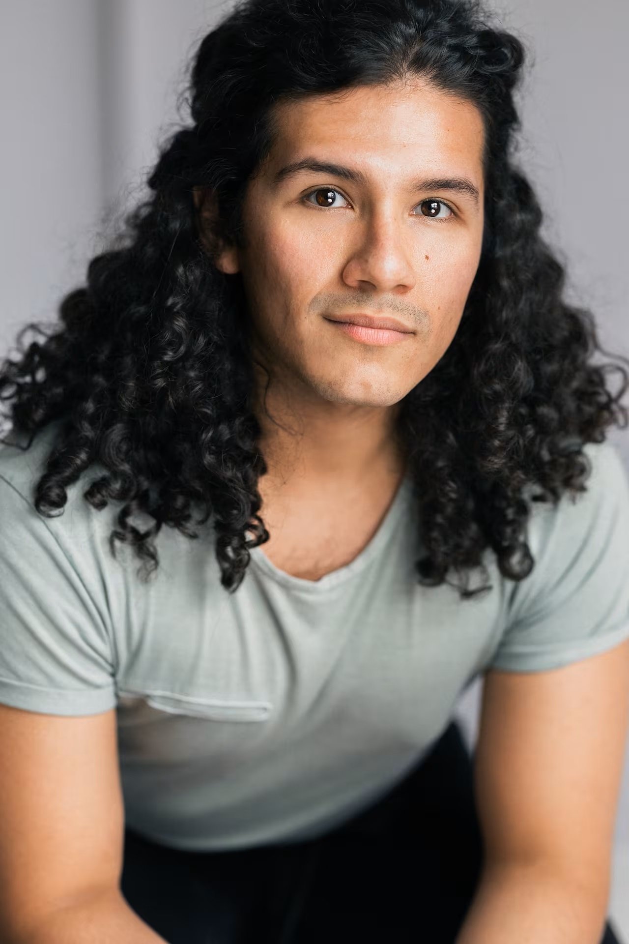 Santiago Guzmán backdrop