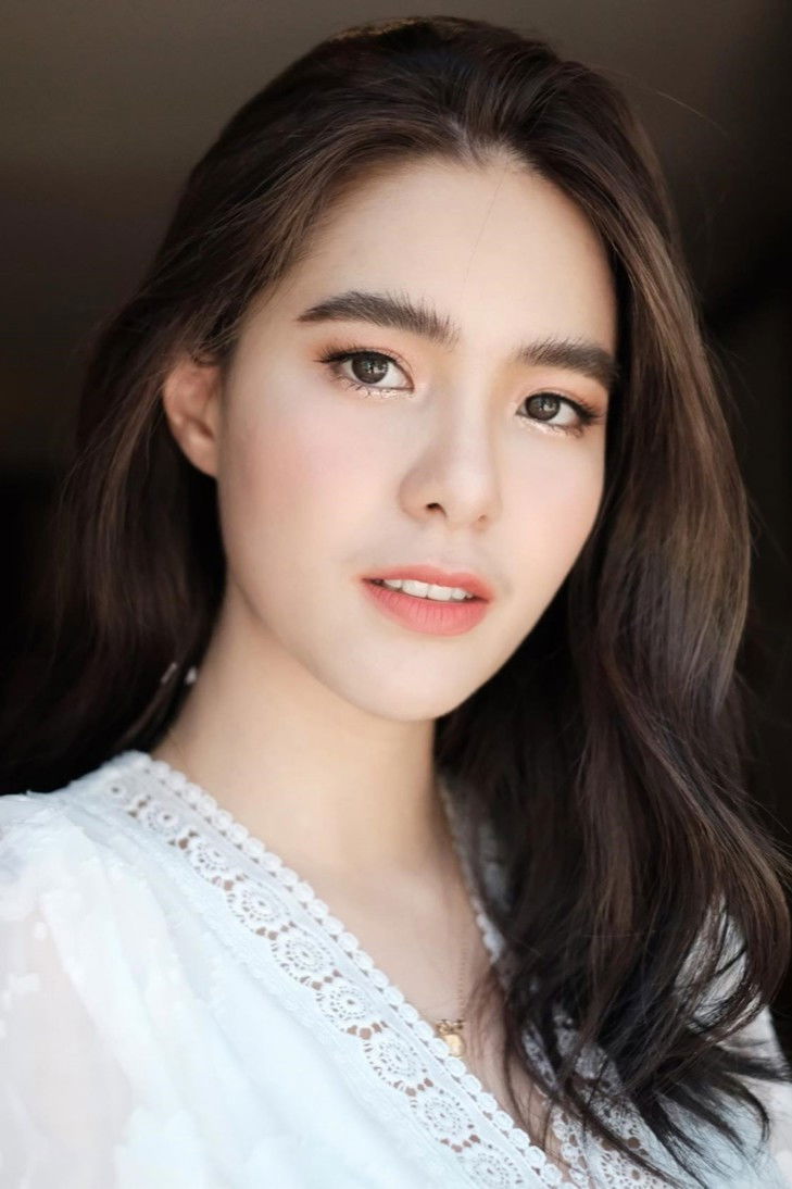 Meentra Intira backdrop