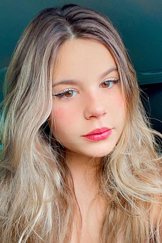 Luara Fonseca backdrop