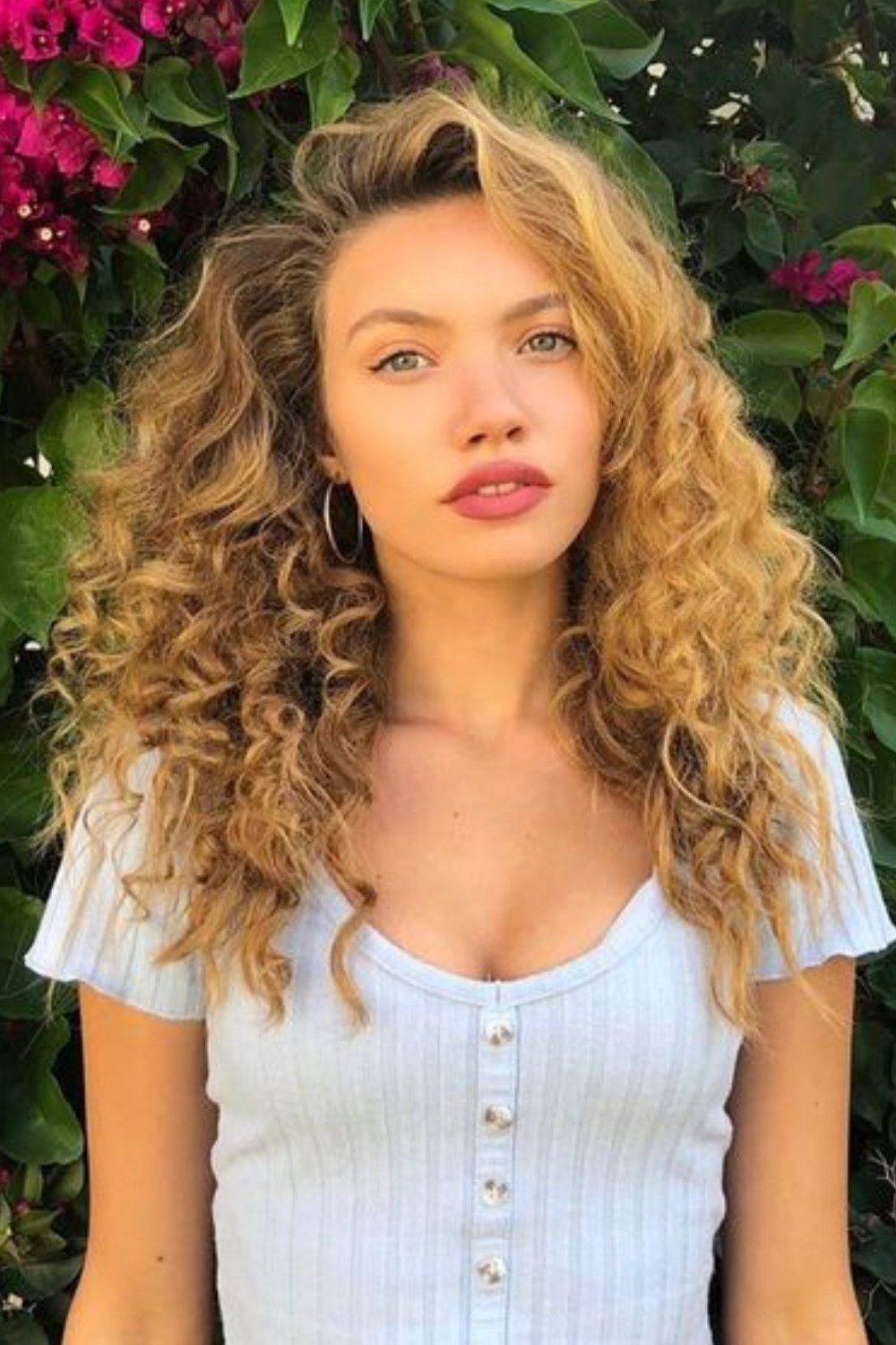 Bensu Uğur backdrop